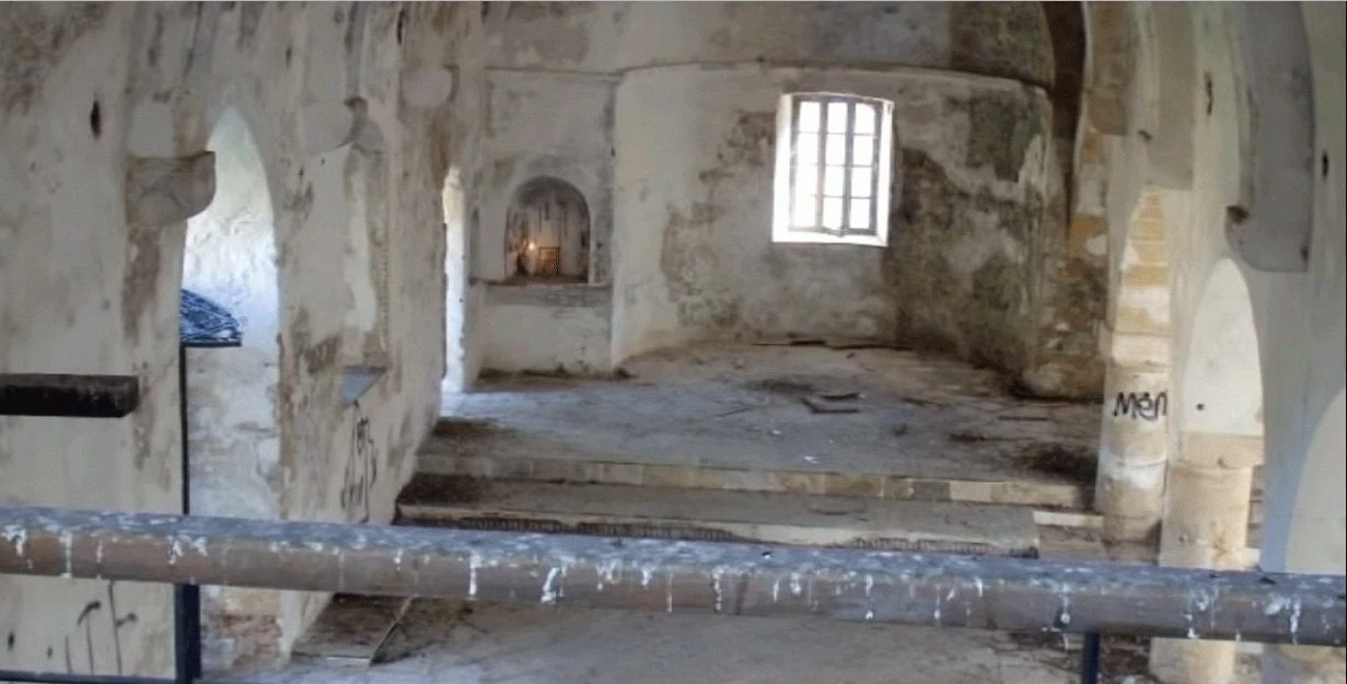 Εικόνες ντροπής: Τουρκοκύπριοι βεβήλωσαν εκκλησία στα Κατεχόμενα (βίντεο)